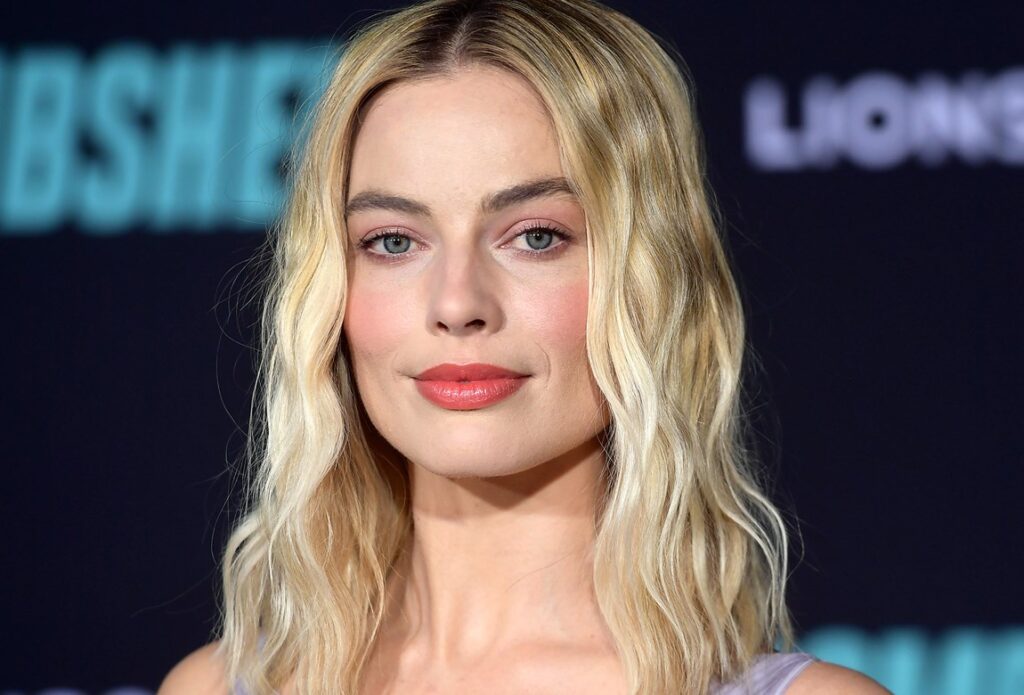 In uno scatto pubblicato sui social l'attrice appare sorridente in tutta la sua bellezza, anche al naturale, senza il consueto make up della vita mondana