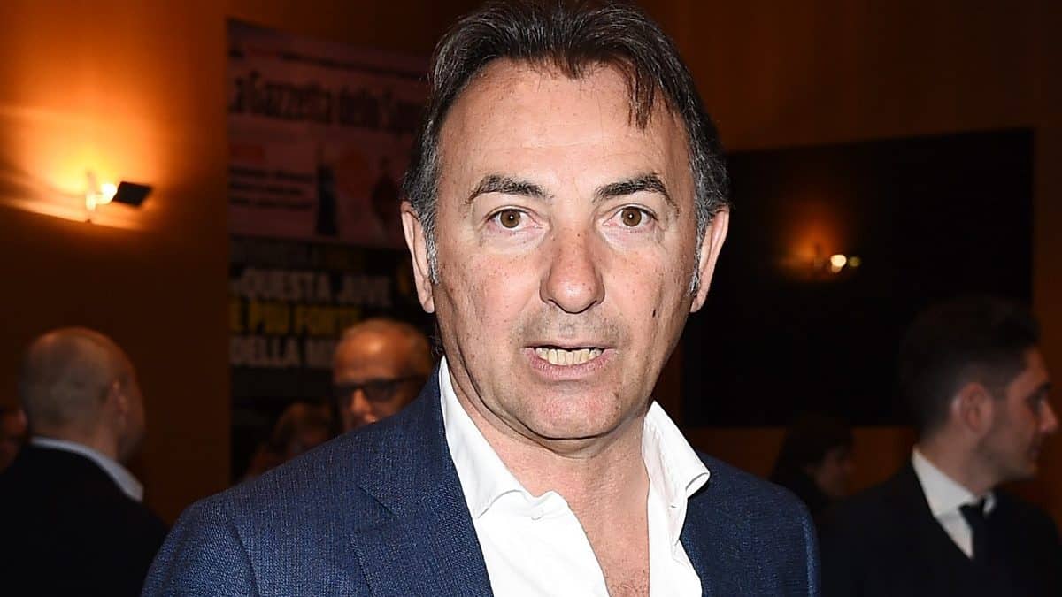 L'opinionista sportivo ed ex giocatore di Juventus e Napoli è stato colpito da un infarto mentre era in vacanza