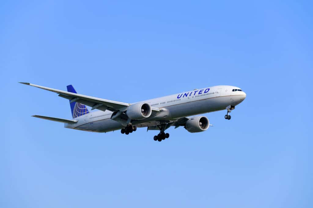 Come riporta Flightradar24, il volo della United Airlines è stato deviato per la presenza di un disturbatore che ha animatamente protestato per il servizio dei pasti