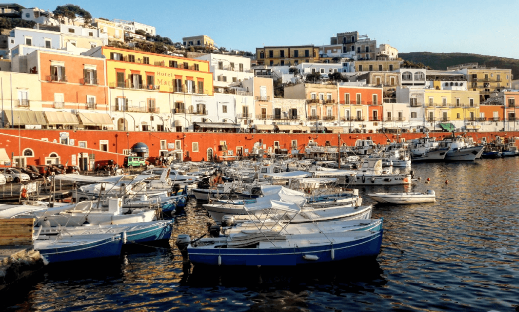 Ponza, fidanzati litigano in barca lei lo accoltella, lui si tuffa in mare e fugge a nuoto, la vicenda