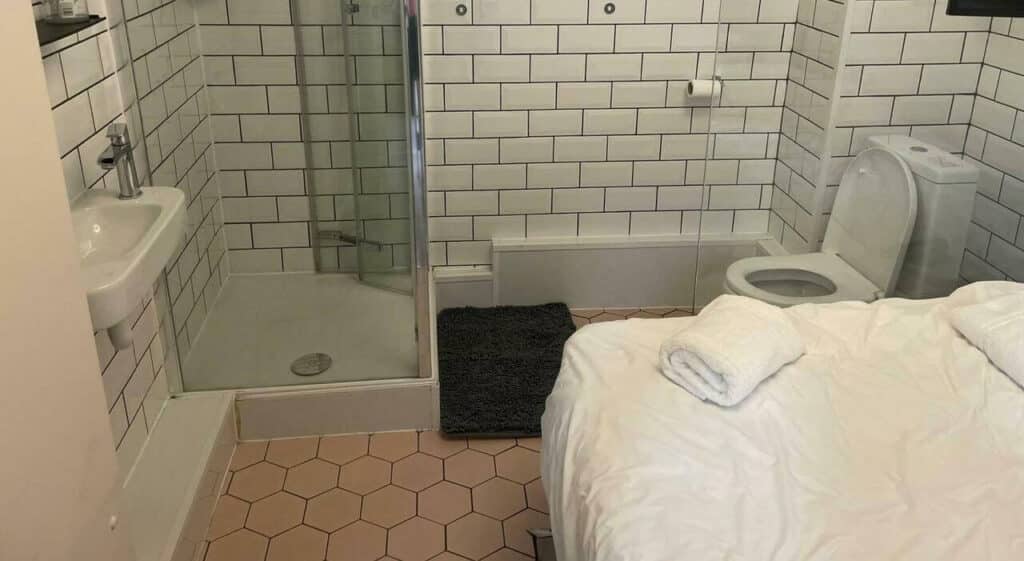 Blocca una stanza su Airbnb ma fa una scoperta choc, la FOTO è diventata virale