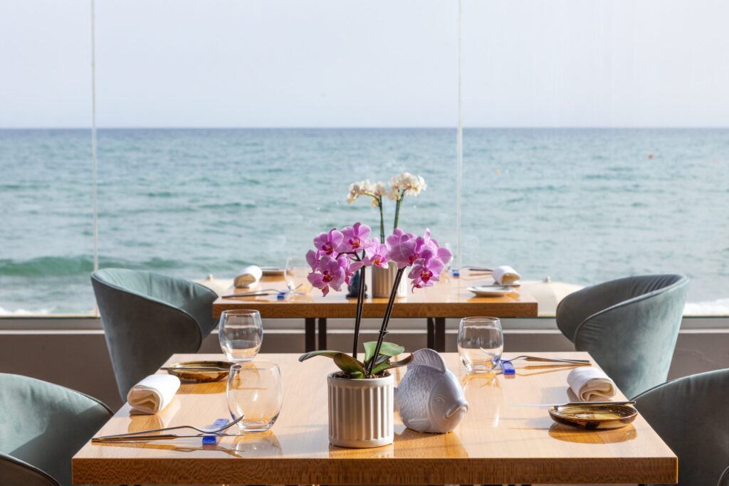 Nella bellissima location di Porto Massimo, in Sardegna, sorge il ristorante dei calciatori e dei vip, dove i prezzi del menu sono astronomici