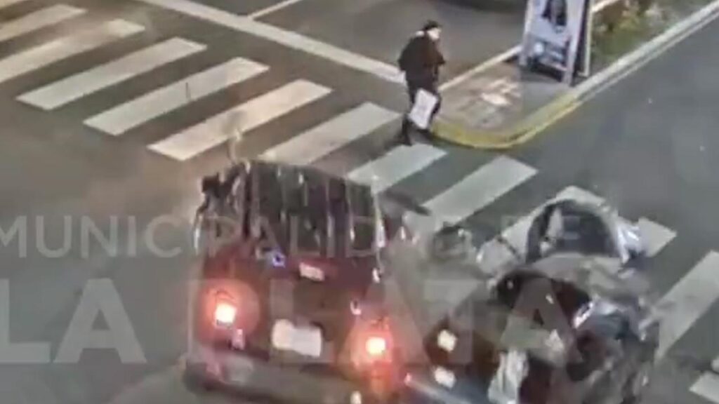 Come si vede nel video la donna è a un passo dall'essere investita da ben due macchine ma riesce a salvarsi perché i veicoli miracolosamente si scontrano tra loro prendendo direzioni diverse