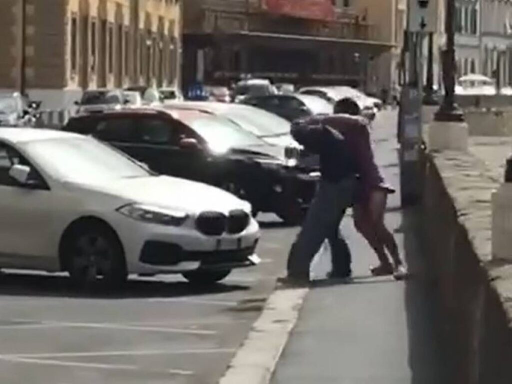 Sta tornando a girare il filmato di uno scippatore a Livorno che viene massacrato accanitamente dalla donna che voleva derubare