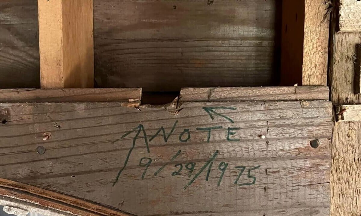 Trova un segno sul muro di casa e trova una scritta di 48 anni fa
