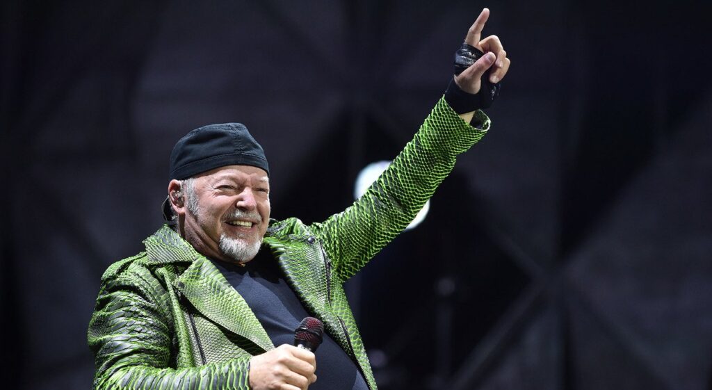 Nel corso del concerto di Vasco a Salerno, una coppia ha deciso di prendere alla lettera le parole del cantautore e ha fatto sesso sulle note di Rewind