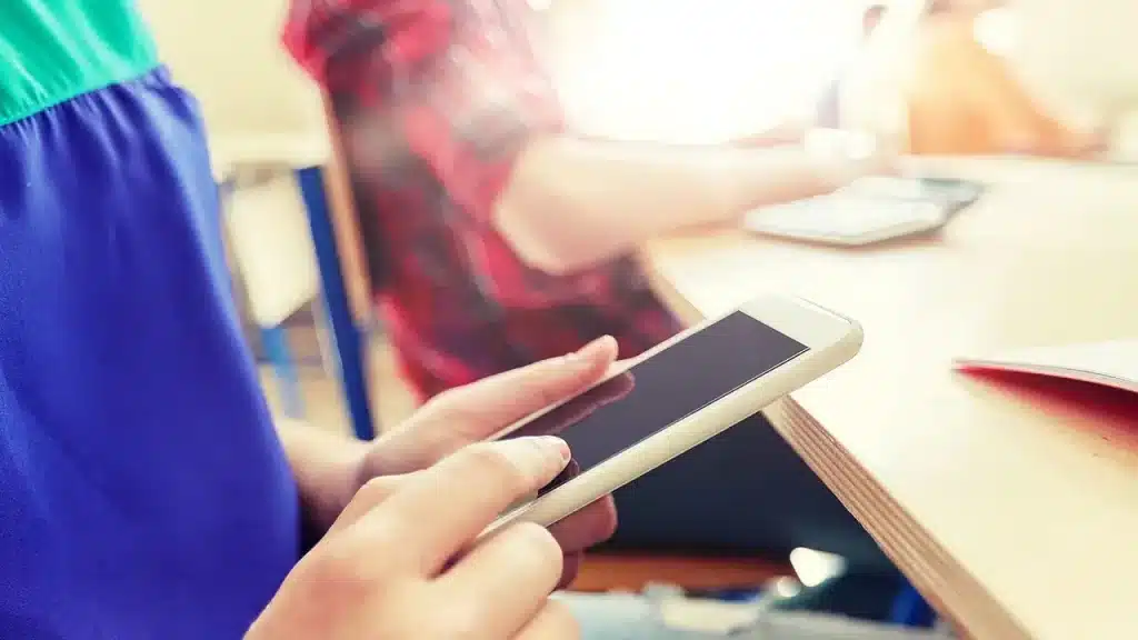 I genitori della giovane alunna si sarebbero introdotti all'interno dell'istituto durante gli orari di lezione e avrebbero aggredito verbalmente e minacciato l'insegnante