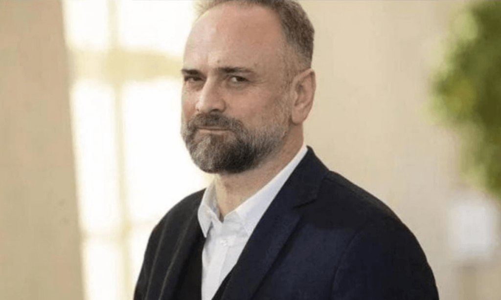 Si abbassa la mascherina, Massimo Popolizio gli dà un pugno guai per l'attore, come è andata