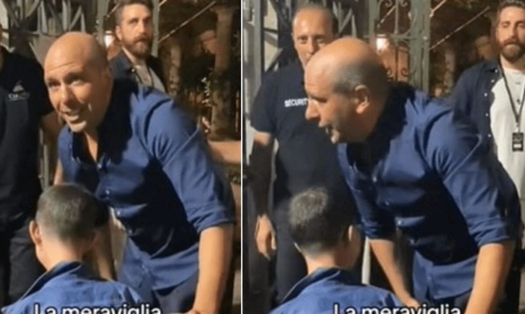 Stravolto dallo spettacolo, Chezzo Zalone vede un ragazzo disabile e si intrattiene con lui