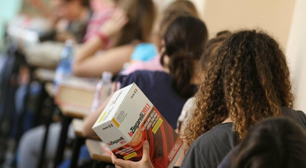 Il caso della studentessa del liceo di Trento ammessa dal Tar alla maturità con 5 insufficienze aveva, nei giorni scorsi, fatto storcere il naso a molti. La ragazza, nonostante si fosse presentata all'esame con genitori e avvocati, è stata però bocciata dalla commissione esterna