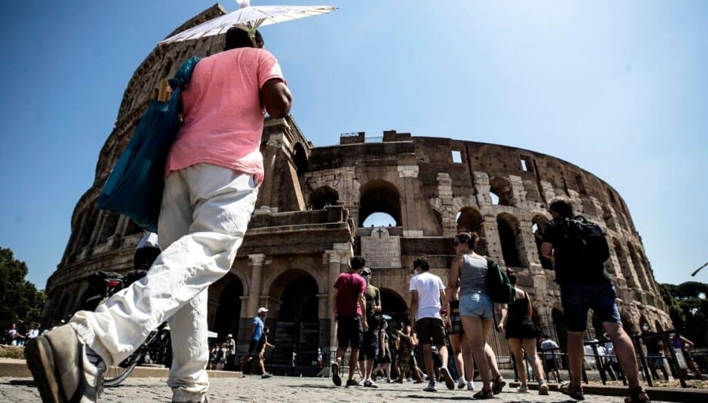 Ancora una volta le pareti dell'anfiteatro sono state imbrattate da turisti. La 17enne svizzera è stata condotta nella caserma dei carabinieri di piazza Venezia e dovrà rispondere di deturpamento e deterioramento di beni culturali, anche punibili con la reclusione
