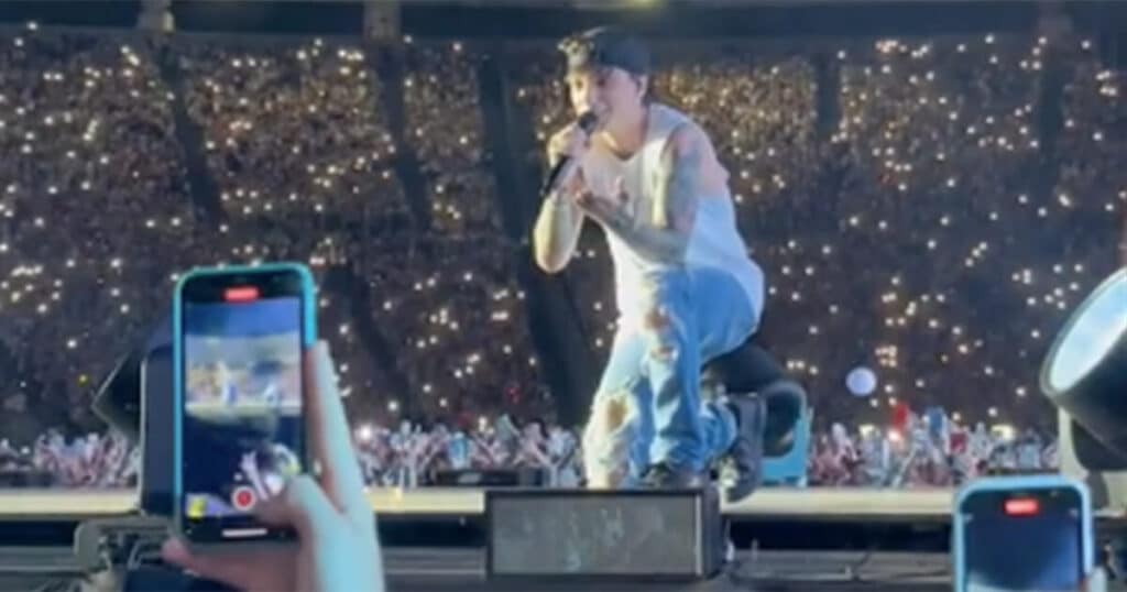 Ultimo, la proposta di matrimonio durante il concerto: la reazione del cantante è sorprendente (VIDEO)