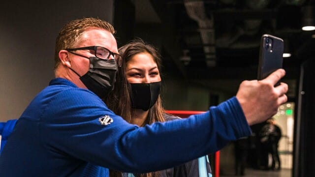 Una ragazza salva la vita all'assistente della squadra avversaria: "Quel neo può essere un tumore"