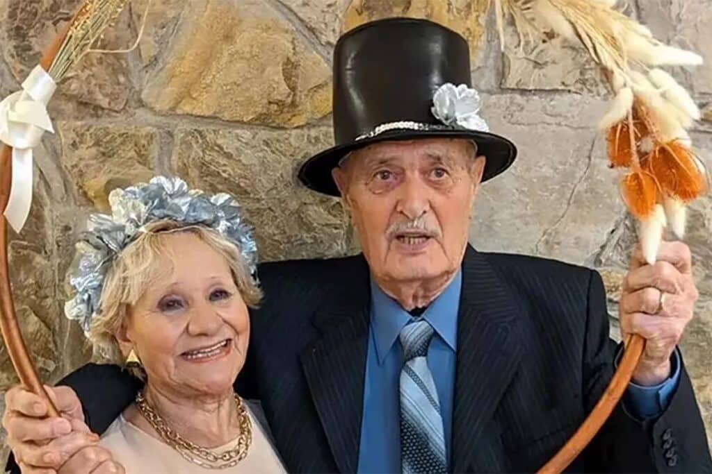 Sposi dopo essersi conosciuti su Tinder. Hanno 83 anni lei e 90 lui.