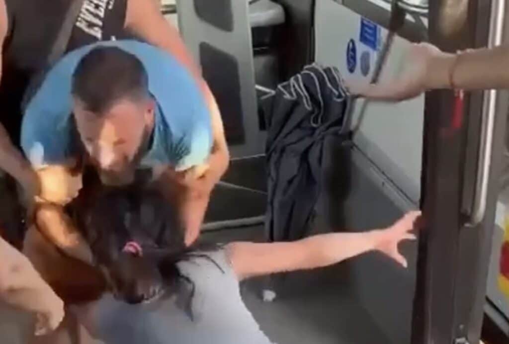 Sorprende la borseggiatrice Rom a Rubare e la picchia.