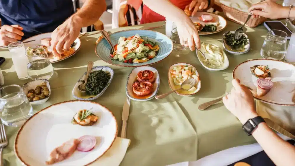 Una donna inglese riferisce di essere stata invitata a cena a casa di amici i quali a fine serata hanno inviato un messaggio ad ognuno degli invitati con un conto piuttosto salato