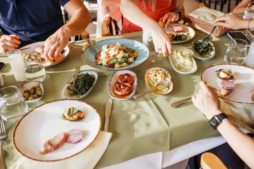 Una donna inglese riferisce di essere stata invitata a cena a casa di amici i quali a fine serata hanno inviato un messaggio ad ognuno degli invitati con un conto piuttosto salato