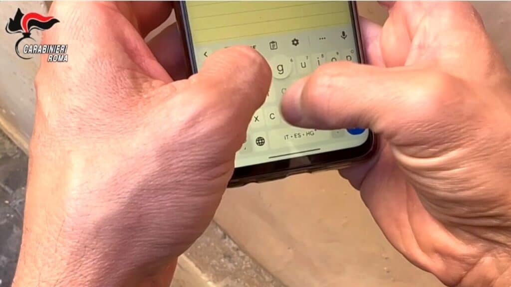 Adescato su un sito di incontri per soli uomini, 34enne rapinato