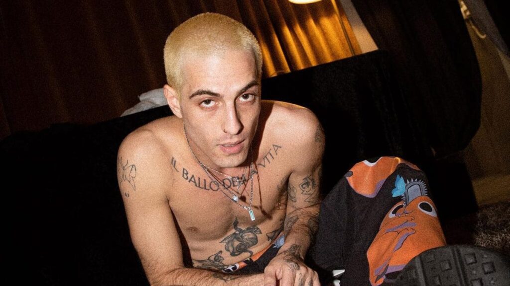 Damiano dei Maneskin sputa sul pubblico al concerto dell'Olimpico