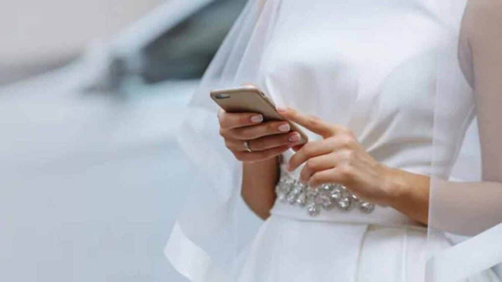 Sposa legge i messaggi di tradimento del marito sull’altare: vendetta perfetta