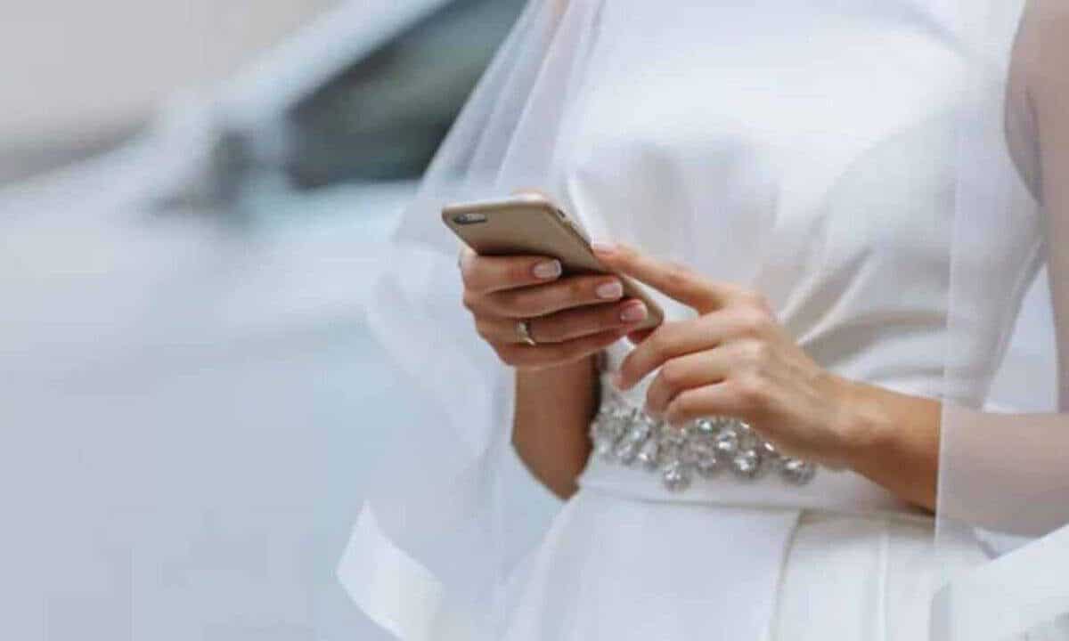 Sposa legge i messaggi di tradimento del marito sull’altare: vendetta perfetta