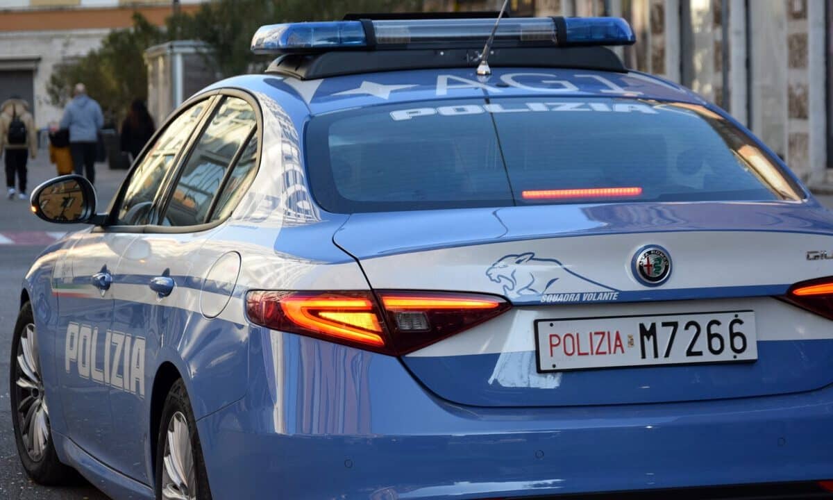 Sono stati lanciati fuori dalla finestra mobili di ogni tipo, oltreché oggettistica varia e televisioni