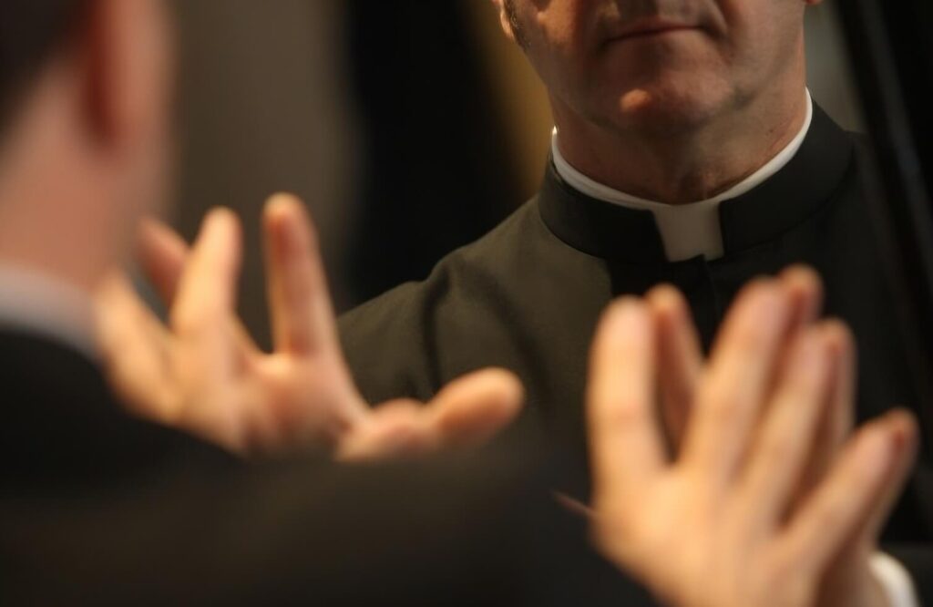 Gela, Catechista accusato di abusi su 12enne per 6 anni.