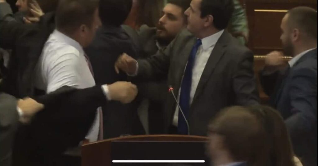 botte da orbi in parlamento