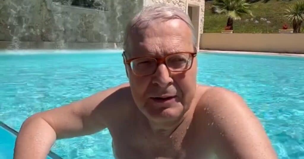 Sgarbi convoca la giunta comunale di Arpino in piscina: é andata bene, lo rifaremo.