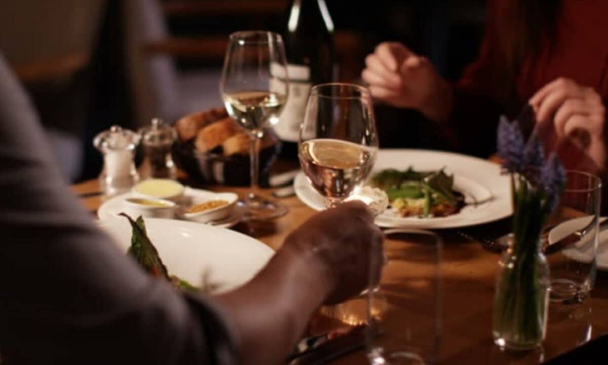 siete una bella famiglia e paga loro la cena