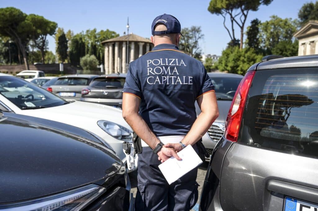 Roma, donna mangia verbale