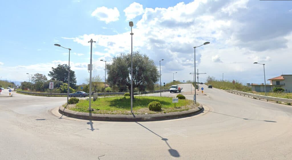 Bimba di 7 anni trovata in strada nuda e con lividi a Battipaglia.