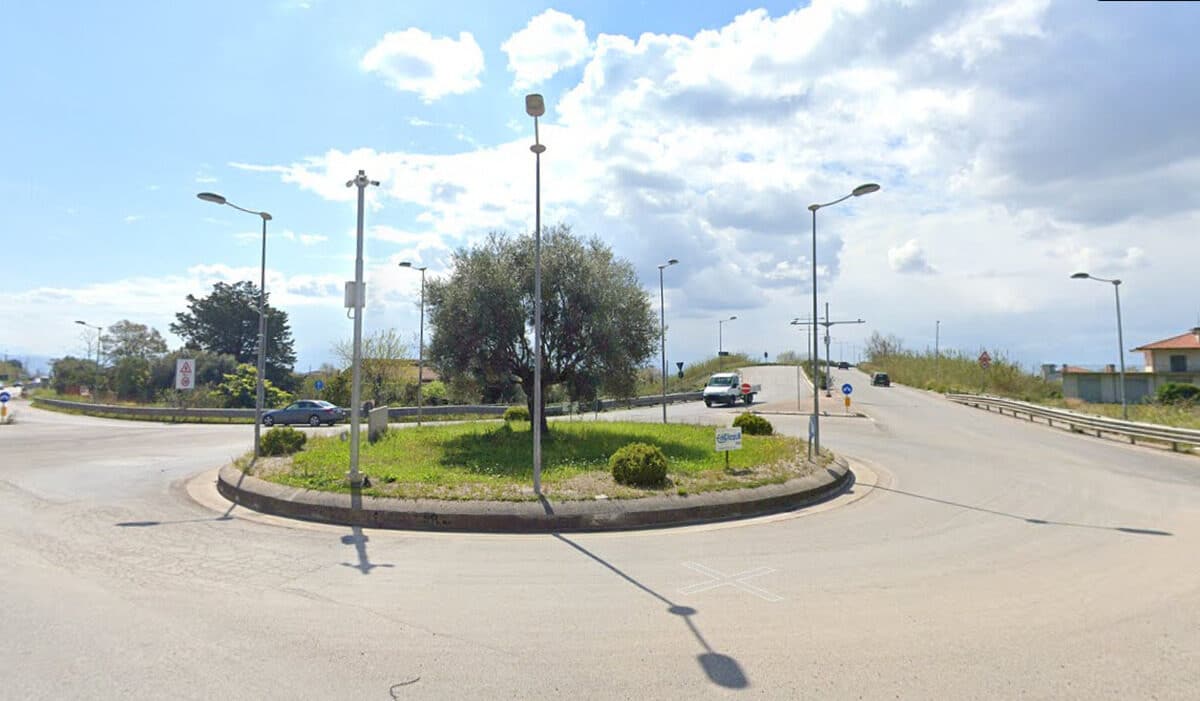 Bimba di 7 anni trovata in strada nuda e con lividi a Battipaglia.