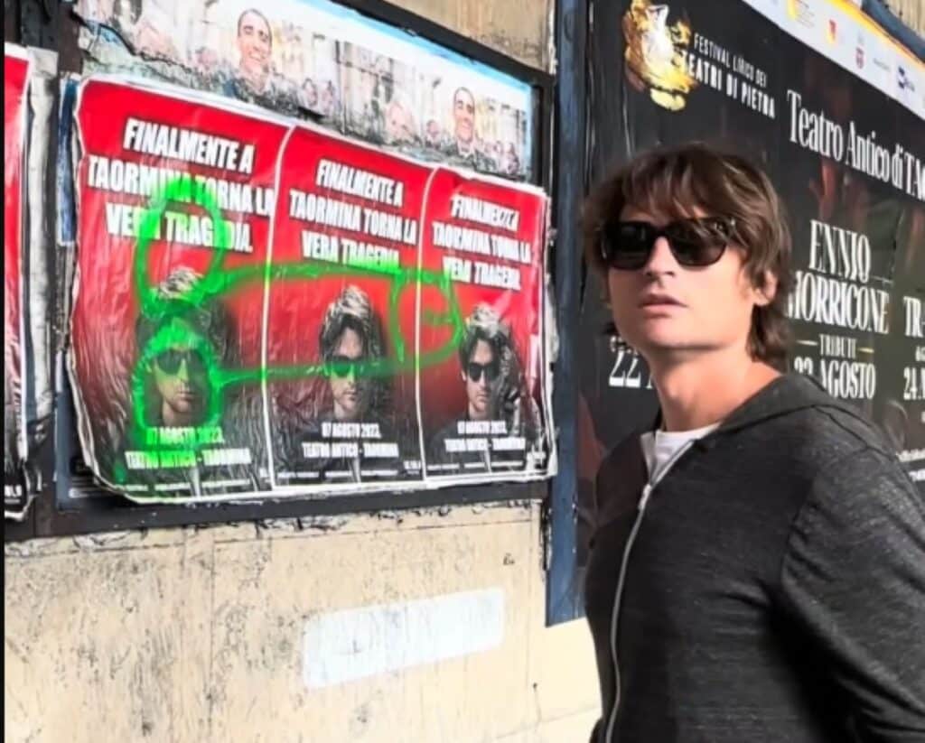 Angelo Duro disegna falli sui manifesti