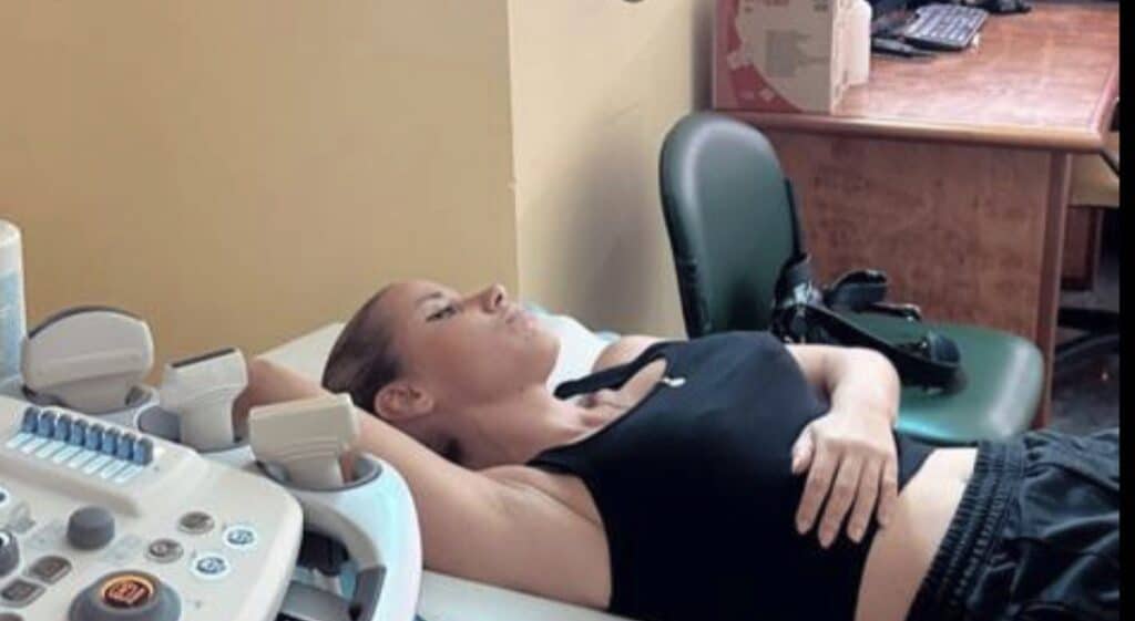 Baby K ferita da una fan