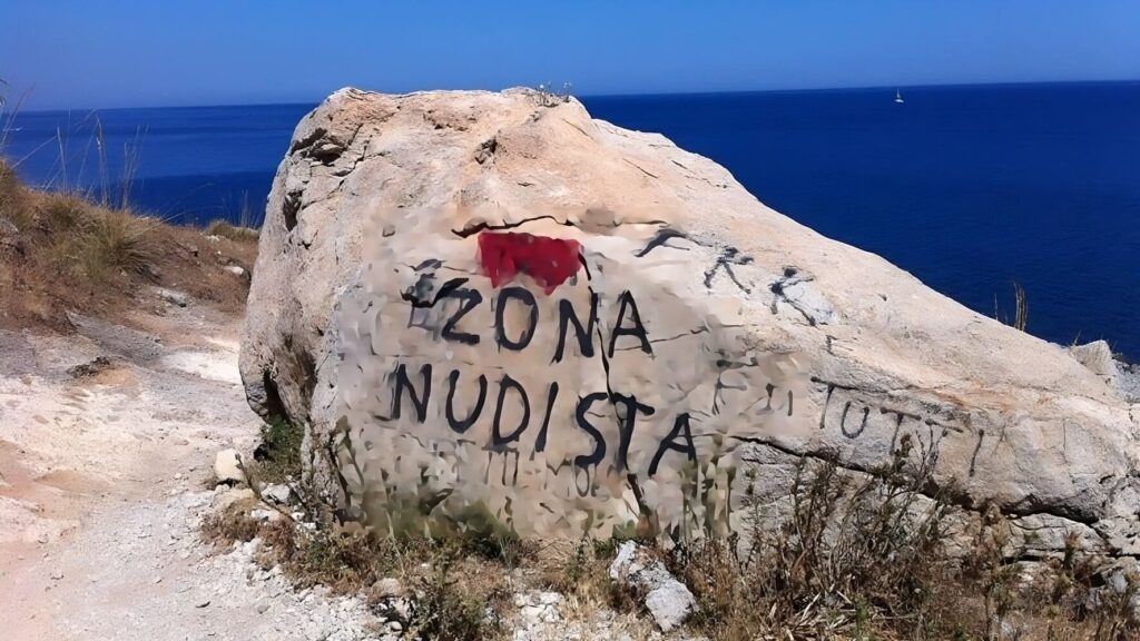 Nudisti in rivolta per "L'invasione tessile" delle loro spiagge.