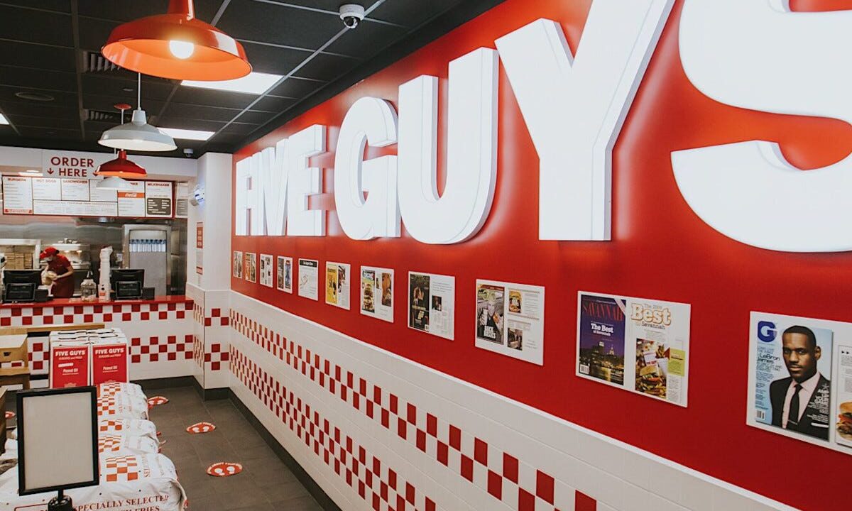 Secondo le testimonianze si sarebbe sfogata prima su tavoli, piatti e posate, e poi sui due poveri dipendenti