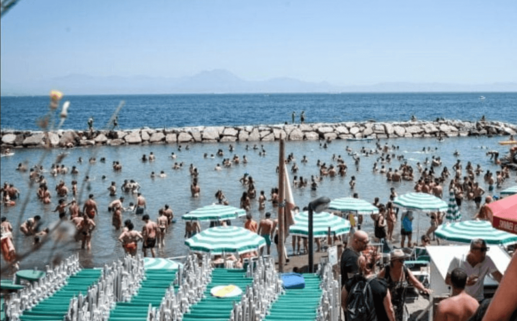 I prezzi della Puglia spaventano le famiglie Ombrelloni, lettini e B&B a cifre assurde, i dati