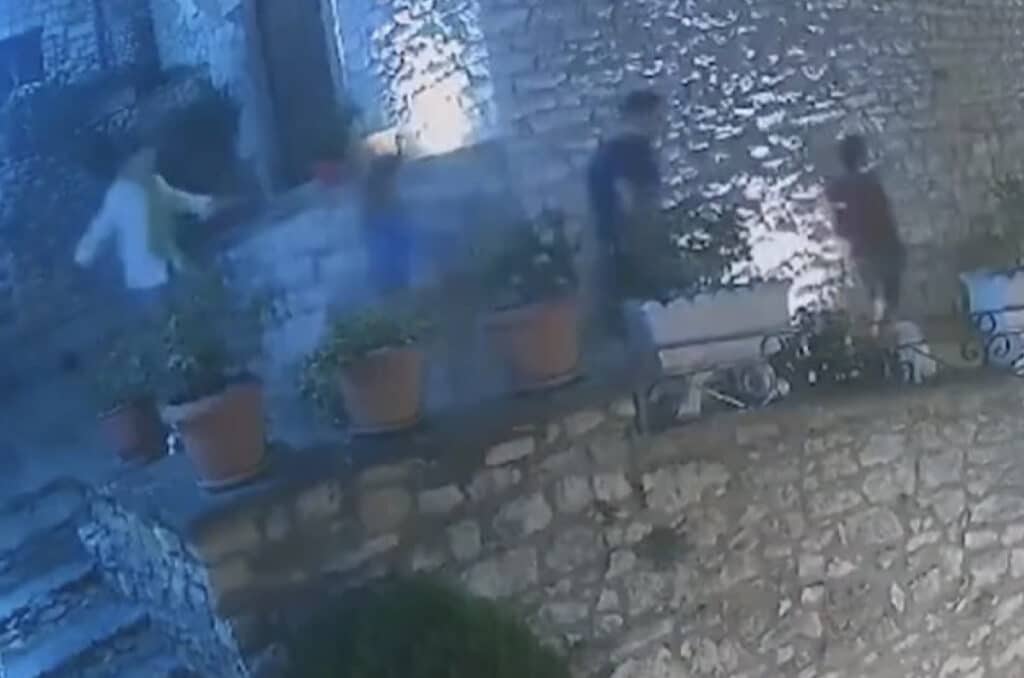 4 iItaliani in Albania scappano dal ristorante