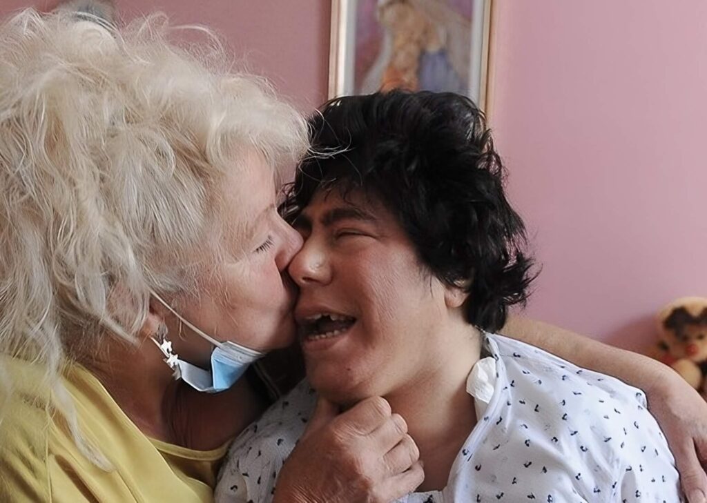 Staccano la luce dalla tomba della figlia disabile morta a 31 anni.