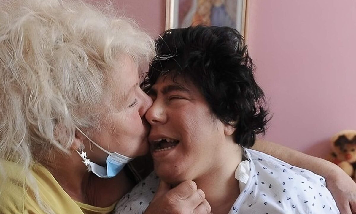 Staccano la luce dalla tomba della figlia disabile morta a 31 anni.