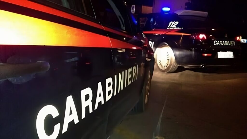 Uccide il padre e poi si suicida impiccandosi.