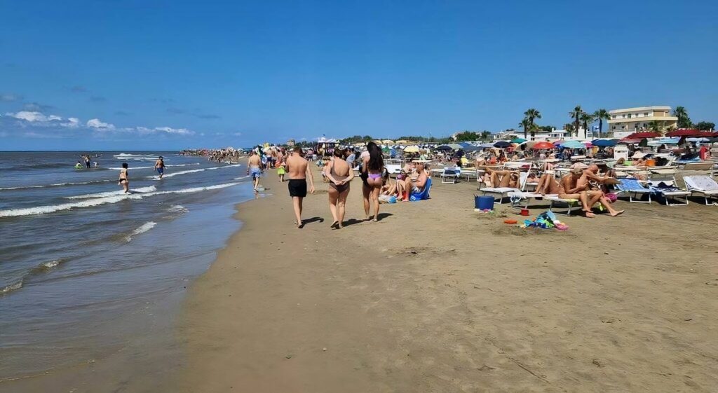 Ragazzina sviene in spiaggia durante una festa a Latina