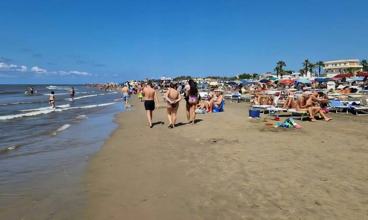 Ragazzina sviene in spiaggia durante una festa a Latina