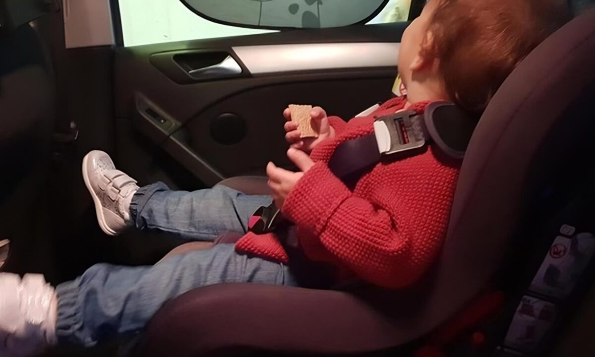 Bimbo di 2 anni resta chiuso a chiave nell’auto della mamma