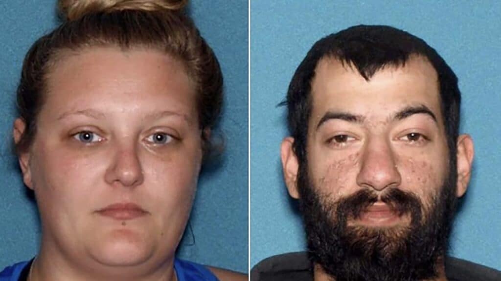 Costringevano un bimbo di 9 anni a vivere in casa con 30 cani morti in USA