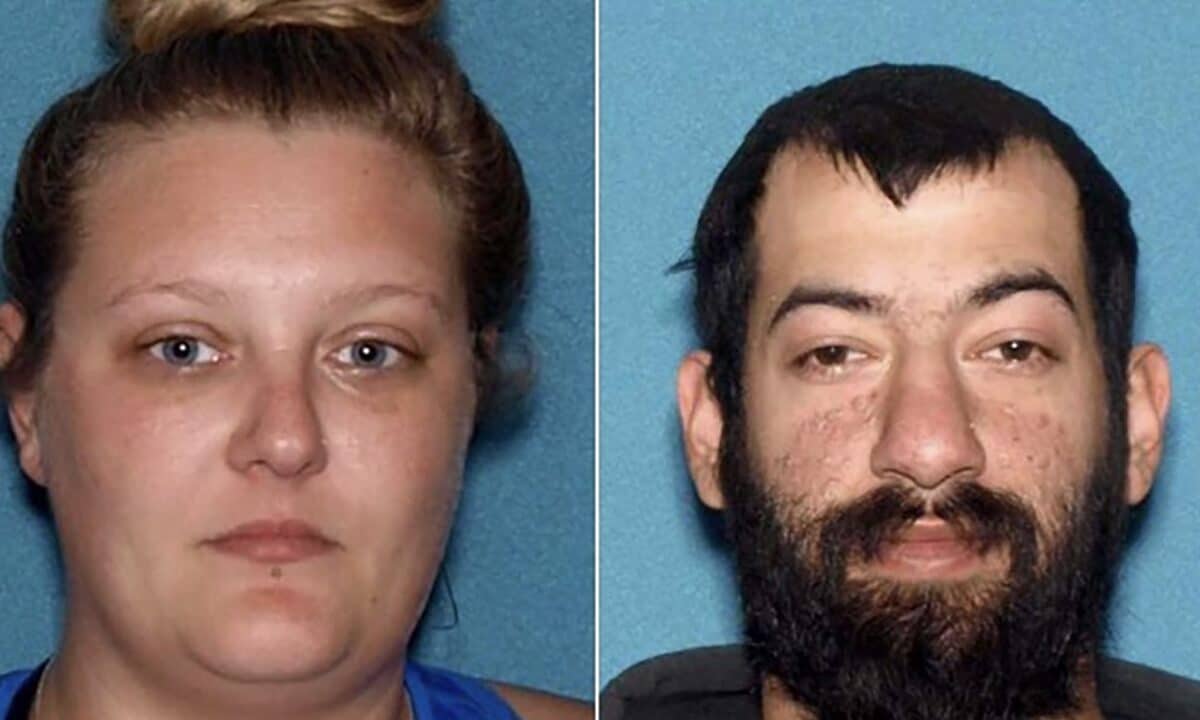 Costringevano un bimbo di 9 anni a vivere in casa con 30 cani morti in USA