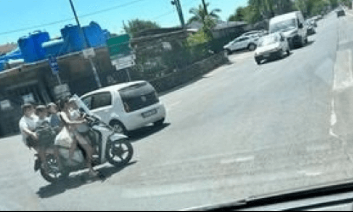 In 5 sullo scooter e senza casco a Napoli: "Un adulto e 4 bimbi in pessime mani, in pericolo di vita", lo sfogo di Borrelli