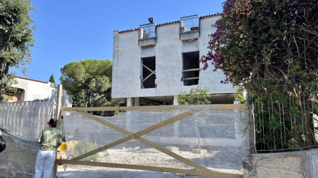 Iniziano i lavori di ristrutturazione in una villa e trovano una sorpresa nel sottoscala: busta piena di ossa umane