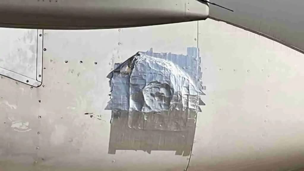 L'aereo per Cagliari-Roma ha un buco rattoppato con lo scotch, la scoperta choc (VIDEO): "Ci trattano da colonia del terzo mondo"